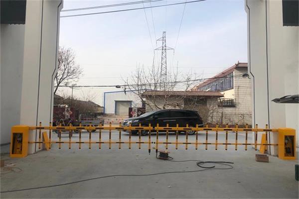 徐州柳新电商产业园选择徐州安快安防智能科技对开栅栏式道闸产品